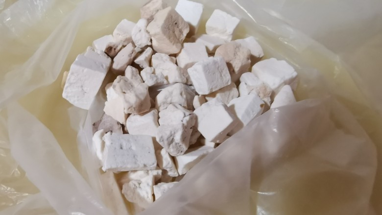 调理气虚寒湿体质,黄芪四君子茶,茯苓,去湿健脾安神利水。