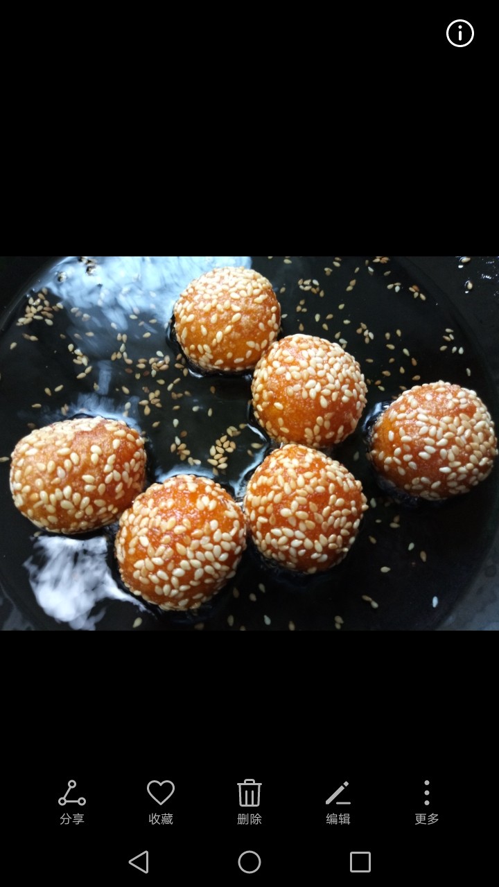 南瓜芝麻球,小火慢炸,一面炸熟翻一面继续煎,炸至两面金黄即可