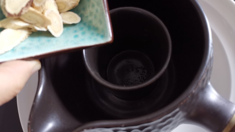 调理气虚寒湿体质,黄芪四君子茶,倒入瓦罐,加水泡二十分钟