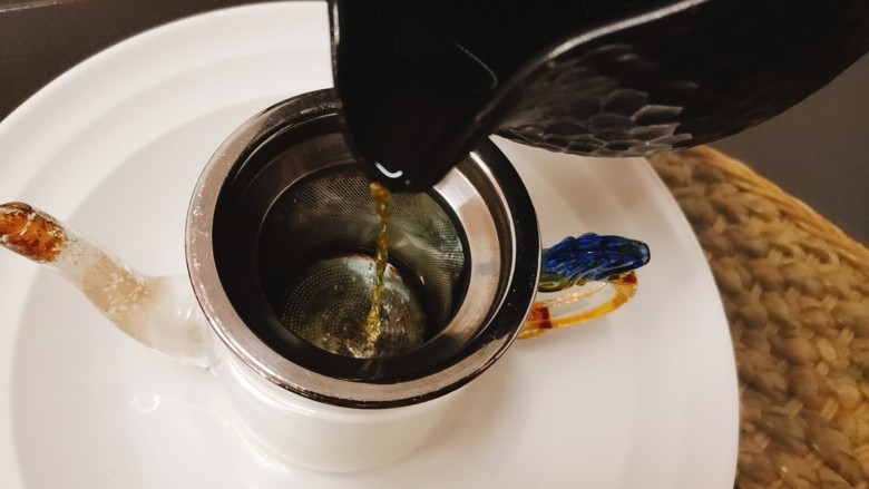 调理气虚寒湿体质,黄芪四君子茶,倒出过滤