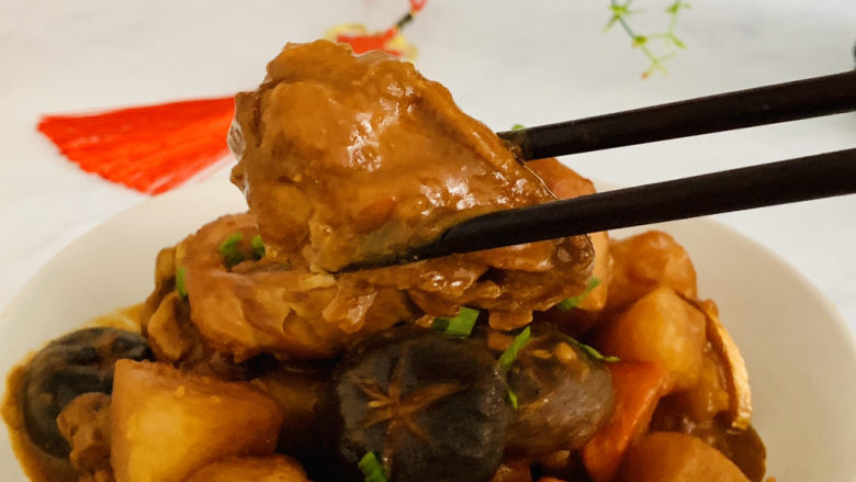 红烧土豆鸡块,来来来,不信张嘴你尝一尝😄