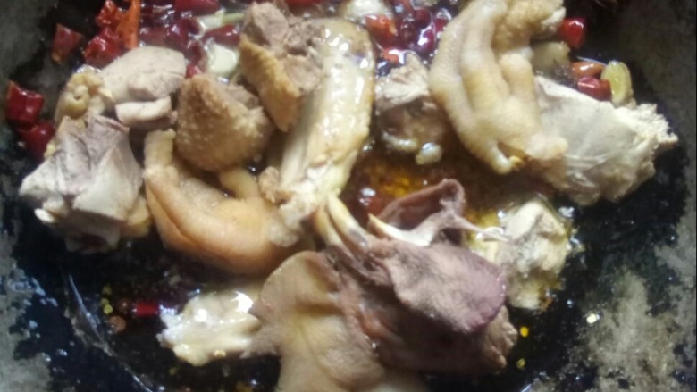 聚宝盆,放入焯水的鸡块,淋入料酒,大火炒。