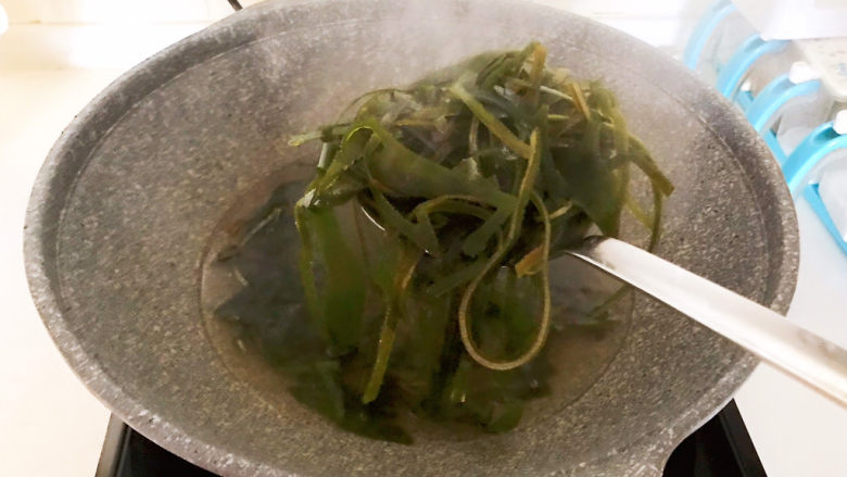 香辣海带丝,把焯好的海带捞出来,沥干水份