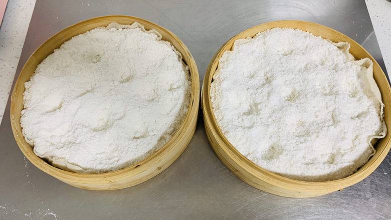 传统年糕,正笼上铺好蒸布放上粉,用手搓几个小洞,这样便于快速蒸熟。