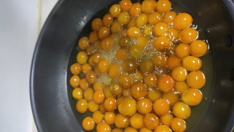 冰糖金桔,大火煮沸后小火煮