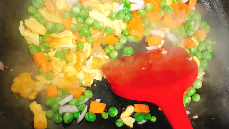 菠萝鸡丁炒饭,再倒入<a style='color:red;display:inline-block;' href='/shicai/ 456'>青豆</a>和胡萝卜,洋葱
