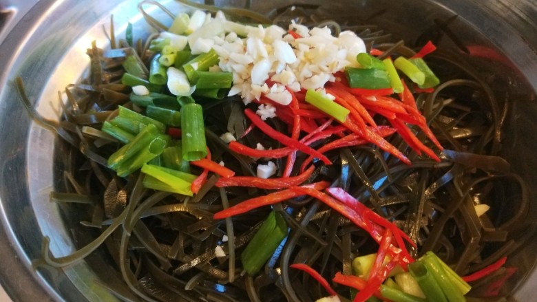 香辣海带丝,海带丝剪短,加入小米辣丝,香葱,蒜末。