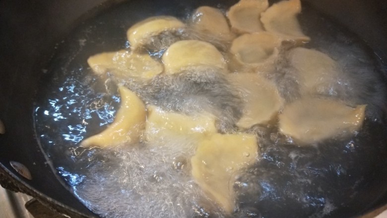 彩色水饺,三开饺子煮熟。