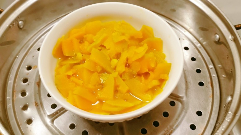 奶香南瓜粥,时间到 南瓜片蒸熟了