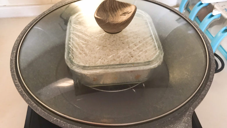 南瓜糯米糕,把玻璃碗放入锅中,一定要加足水,大火烧开后小火慢蒸90分钟