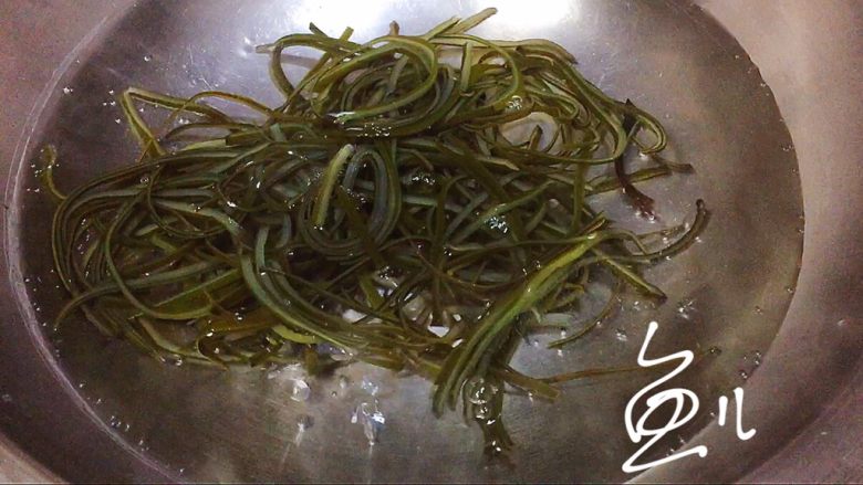 香辣海带丝,锅中烧开水,放入海带丝焯水1分钟
