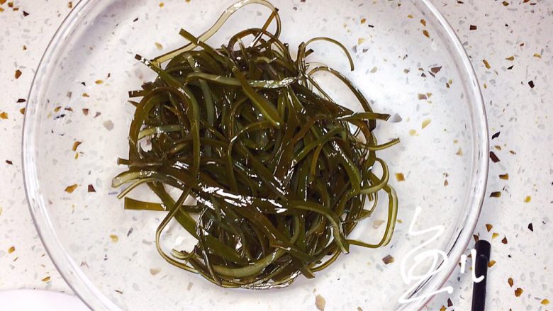 香辣海带丝,海带丝沥干水分,放入碗中