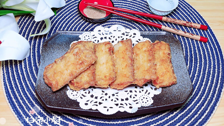 炸酥带鱼,配上一些椒盐,看着电视吃着带鱼,简直就是一种幸福!