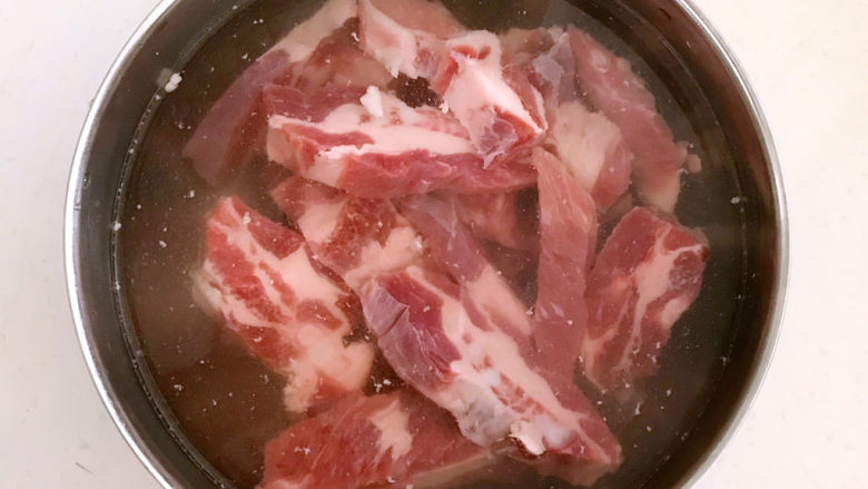 豆鼓蒸排骨,把排骨清洗干净,用冷水浸泡60分钟,中间换2次水,泡出排骨里面的血水,