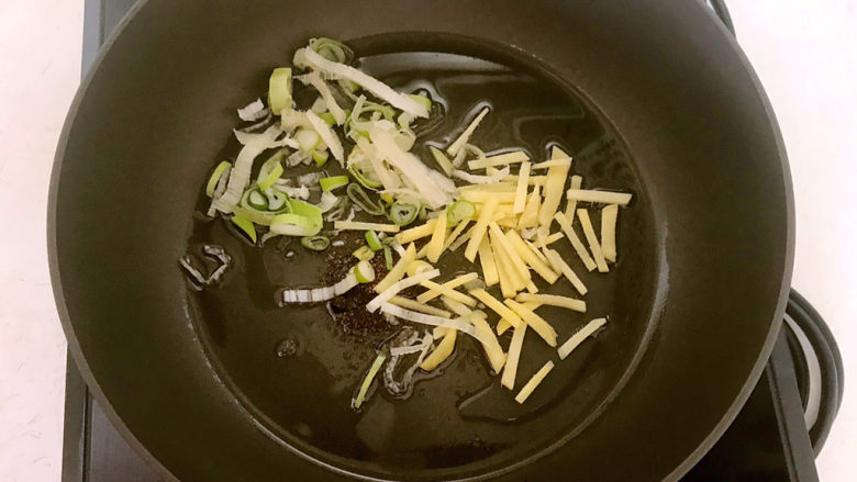 豆鼓蒸排骨,炒锅烧热后加入大豆色拉油,油烧热后加入葱姜