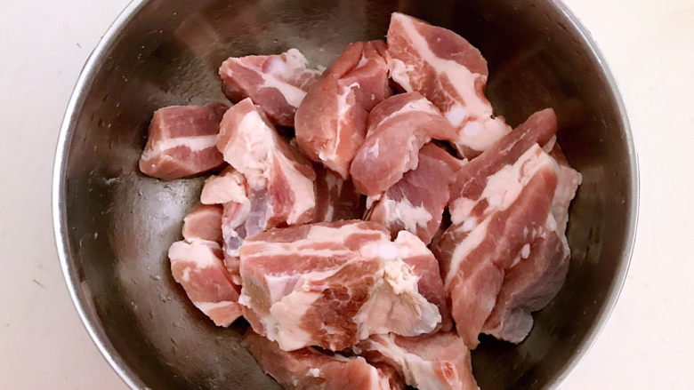 豆鼓蒸排骨,把浸泡好的排骨捞出来,沥干水份