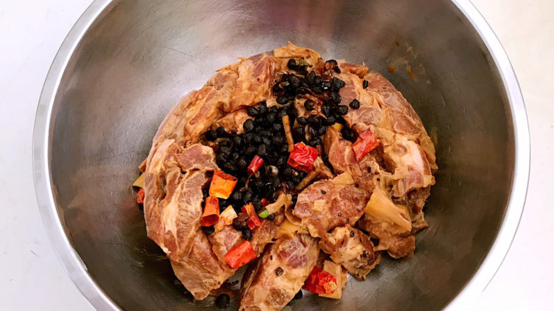豆鼓蒸排骨,在腌制入味的排骨里面加入一半炒好的豆豉,搅拌均匀