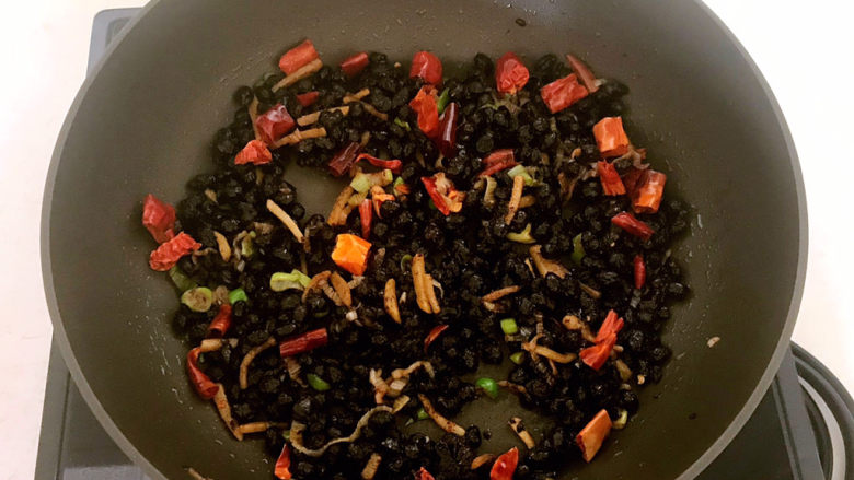 豆鼓蒸排骨,翻炒均匀备用,香辣豆豉炒好了分成两份备用