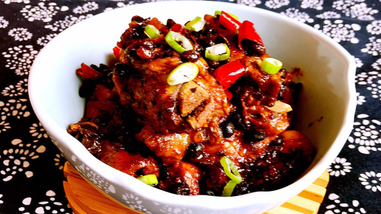 豆鼓蒸排骨,豆豉蒸排骨骨酥肉烂,豆豉味道浓郁,麻辣鲜香,不油不腻,是一道非常完美的下饭菜~