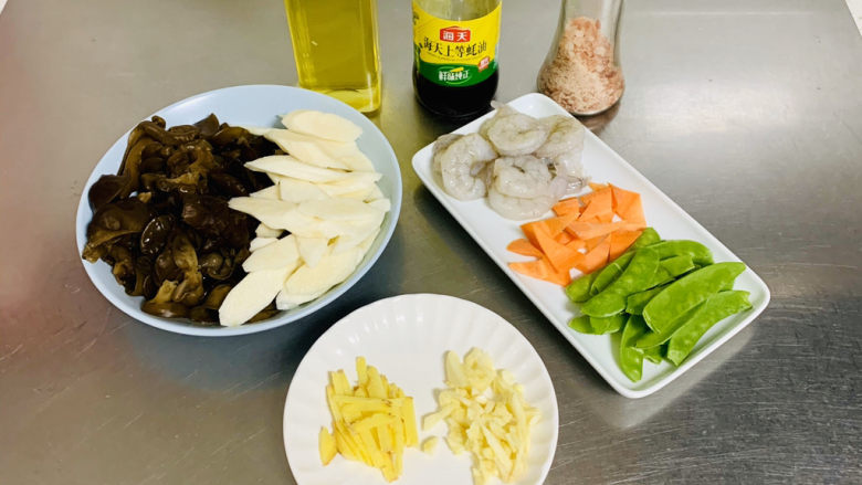 清炒山药木耳,所有食材,准备好后再开始制作,这样不会手忙脚乱。