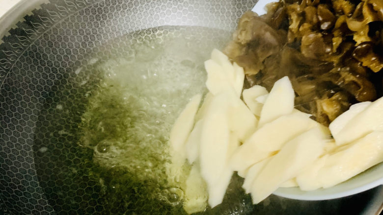 清炒山药木耳,再放入木耳、山药汆水1分钟,捞出放入凉水盘中备用。