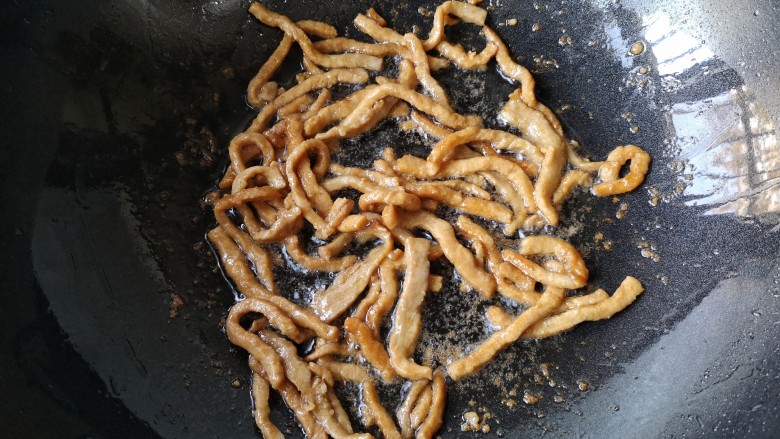 雪菜肉丝面,锅中适量油烧热后下腌制好的肉丝快速炒散，炒至变色后盛出备用。