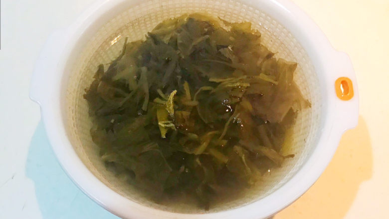 雪菜肉丝面,用冷水浸泡15分钟左右,再清洗3-4次