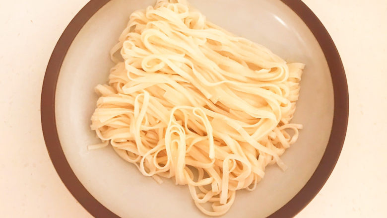 雪菜肉丝面,把煮好的面条捞出来,放入碗里