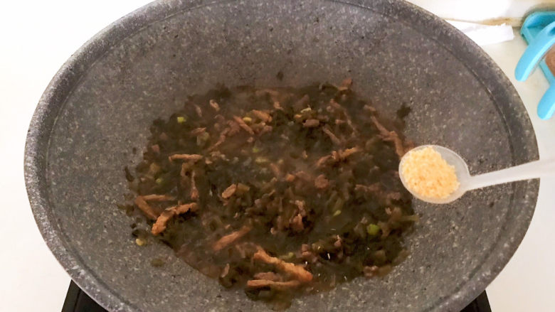 雪菜肉丝面,大火烧3分钟,加入<a style='color:red;display:inline-block;' href='/shicai/ 756'>鸡精</a>