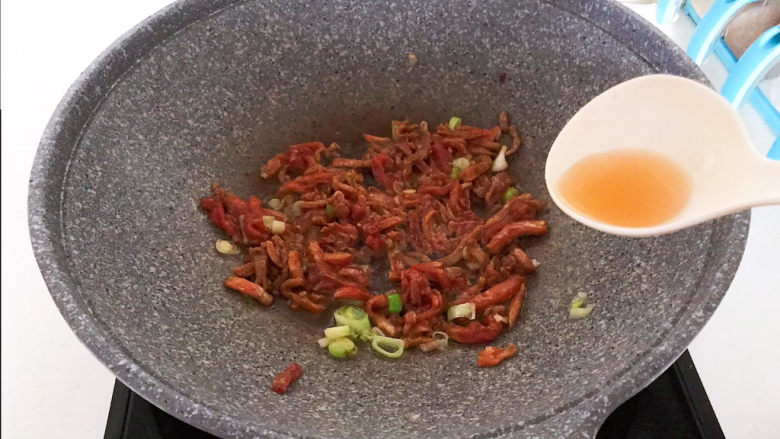 雪菜肉丝面,翻炒均匀,加入<a style='color:red;display:inline-block;' href='/shicai/ 718'>料酒</a>