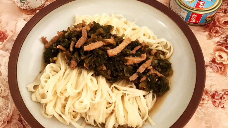 雪菜肉丝面,在面条上面加入雪菜肉丝,调匀就可以吃了~