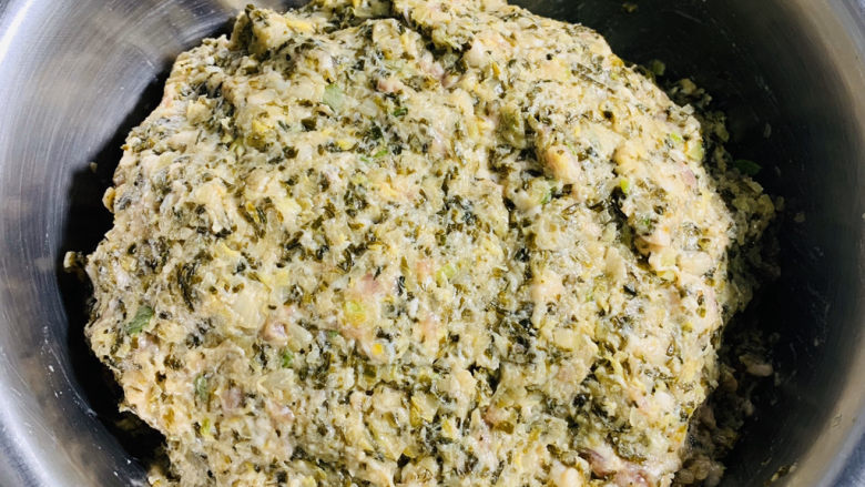 彩色水饺,加入酸菜、适量的盐,搅拌均匀馅料完成。