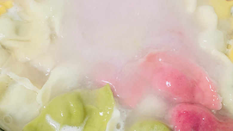 彩色水饺,烧上满满的一锅水,水开下饺子,饺子刚刚下入锅中的时候要沿着锅边不停的转圈儿搅拌,防止粘底,当饺子全部浮起来了,我们可以盖上锅盖,等到再次开锅的时候,打开锅盖煮5分钟即可,在此期间也要时常搅拌让每个饺子受热均匀。