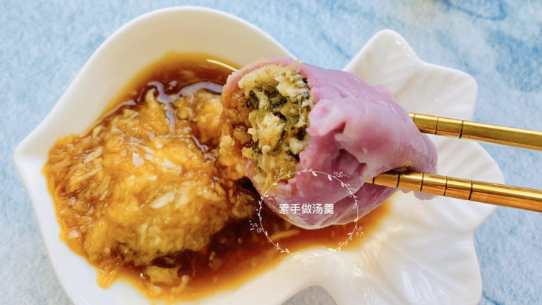 彩色水饺,吃这样酸菜馅儿的饺子,一定要蒜泥来搭配。