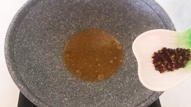 炸酥带鱼,把多余的油倒出去,炒锅留有少量底油