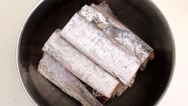 炸酥带鱼,带鱼放入盆里,,加入温水清洗,清除内脏