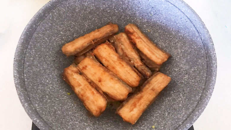 炸酥带鱼,加入煎好的带鱼翻炒均匀,经过炒制的带鱼口味更佳丰富~