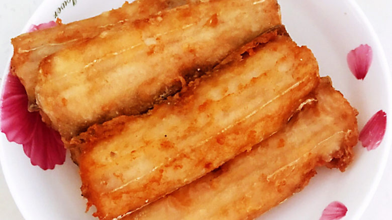 炸酥带鱼,带鱼出锅了,色泽金黄,外焦里嫩,香辣适宜,鲜辣鲜美-