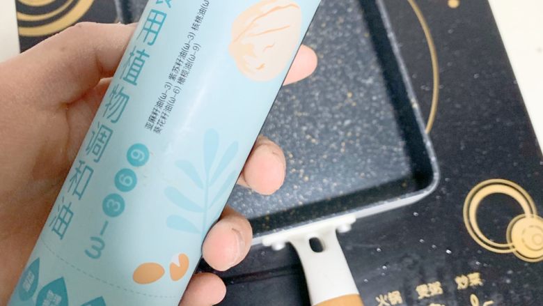 不用蒸的红薯小馒头,小朋友们都爱吃,准备一不沾锅,烧热刷一层油。