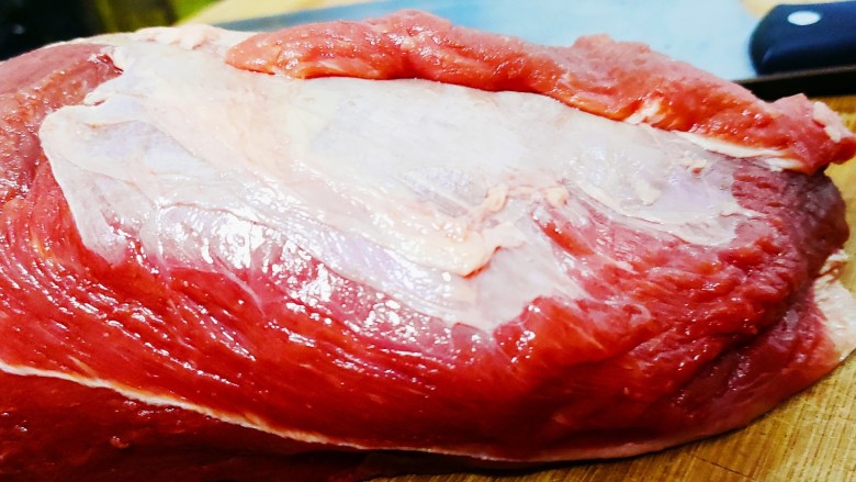 五香酱牛肉,准备一块上等<a style='color:red;display:inline-block;' href='/shicai/ 216'>牛肉</a>,洗净沥水