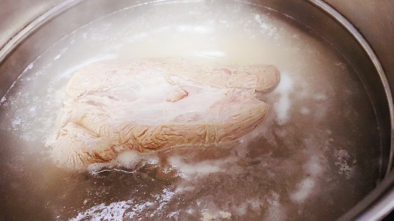 五香酱牛肉,锅中放水,凉水放牛肉,沸腾5分钟后捞起备用