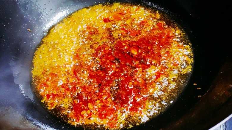 五香酱牛肉,锅中倒油,油热后加入三勺<a style='color:red;display:inline-block;' href='/shicai/ 705'>豆瓣酱</a>,炒均匀