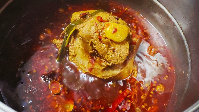 五香酱牛肉,小火煮的过程中,将牛肉翻边继续煮,整个过程煮2个小时左右,然后关火放置1个小时