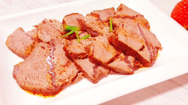 五香酱牛肉,切片,撒上辣椒油和葱花