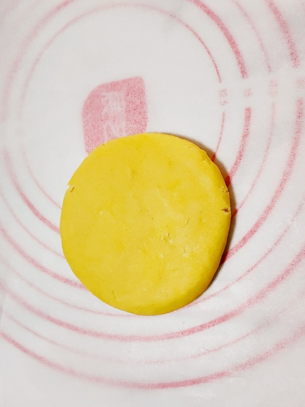 酥皮泡芙,将酥皮放在吸油纸上,压平