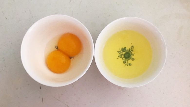 老坛酸菜鱼,鸡蛋打入碗里,蛋清分离出来备用