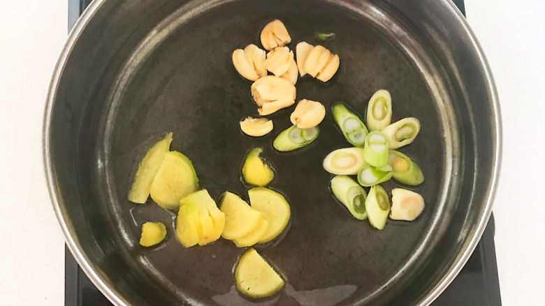 老坛酸菜鱼,炒锅烧热后加入大豆色拉油,油烧热后加入葱姜蒜,炒出香味