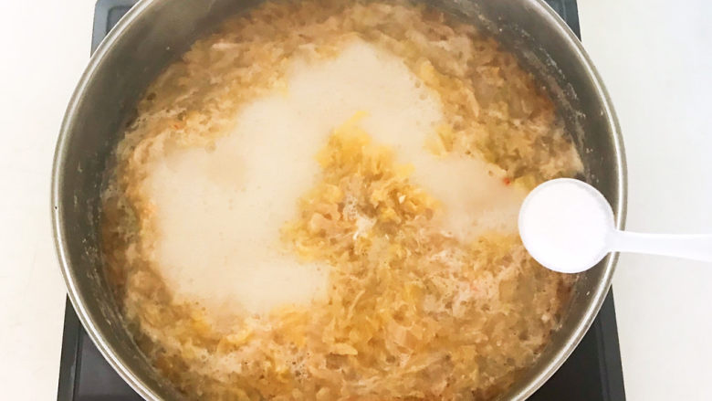 老坛酸菜鱼,大火烧开后煮5分钟,加入精盐和鸡精调味