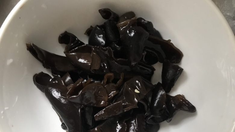 清炒山药木耳,黑木耳对半切开。