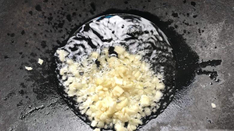 清炒山药木耳,锅中倒入适量的油,把蒜蓉爆香。
